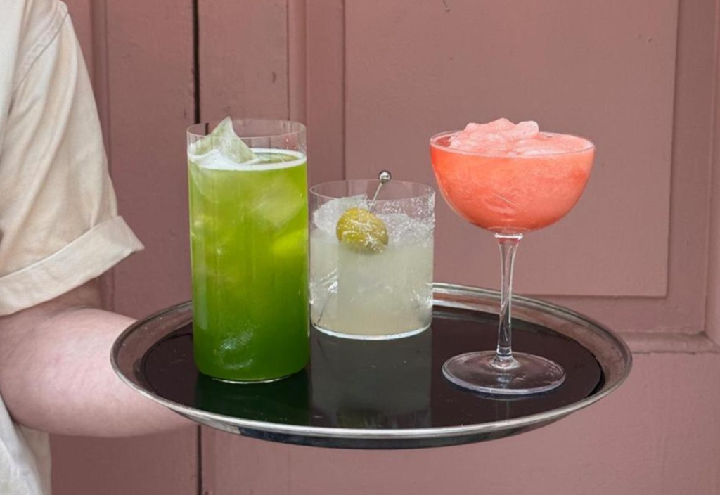 august sips ’til siete
